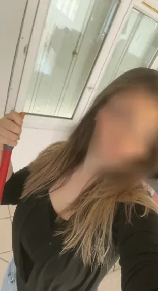 Amira, 20