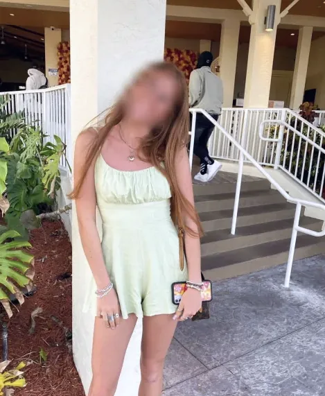 Daniela, 19