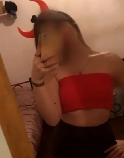 Lilly, 32